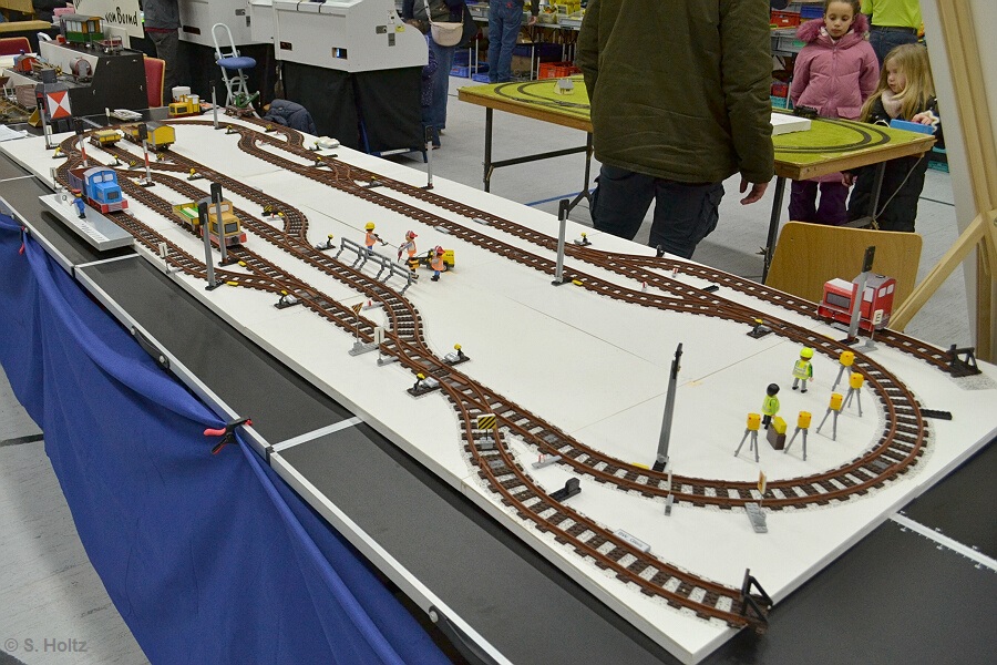 Modellbahnausstellung Mittenwalde: Lego-Bahn mit Lokomotiven mit Pappgehäusen