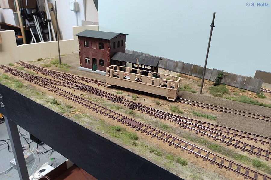 Triebwagen im Bahnhof