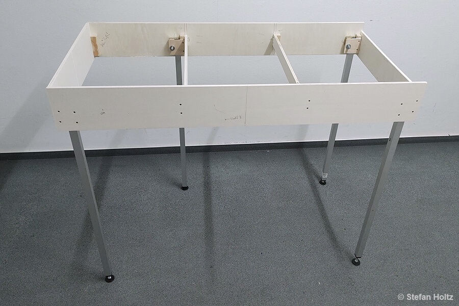 Kasten im Rohbau mit Spanten und Fu&szlig;haltern