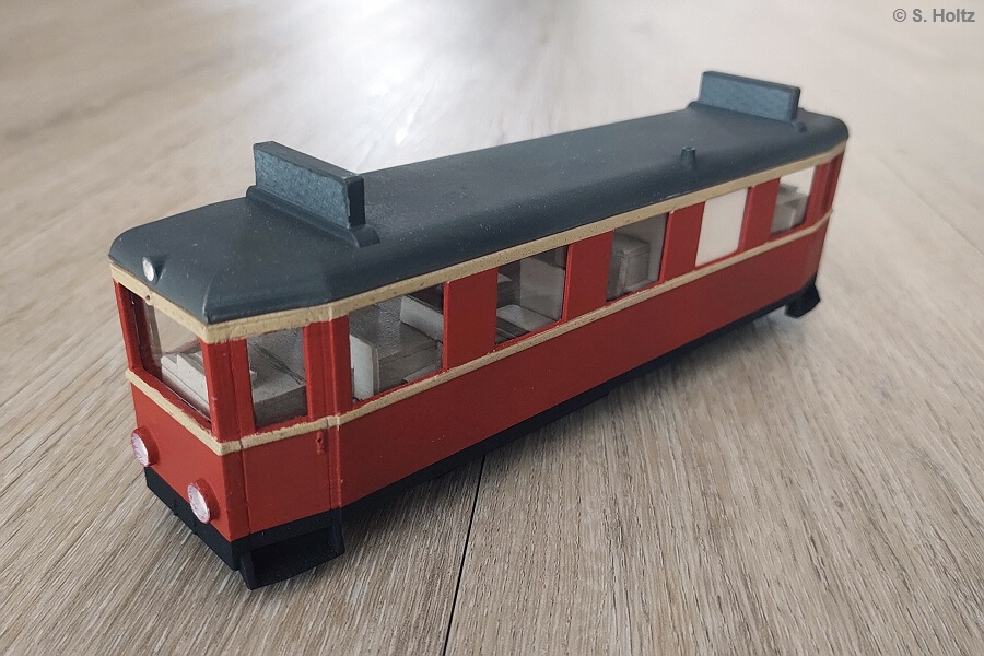 Triebwagen mit Scheiben und unlackierten Inneneinrichtung