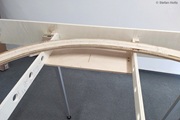 Sperrholzplatte unterhalb der Br&uuml;cke als Stabilisierung und Untergrund
