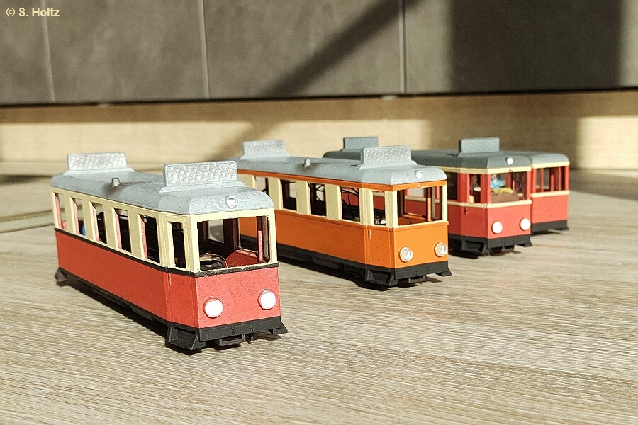 3 Triebwagen und 1 Beiwagen