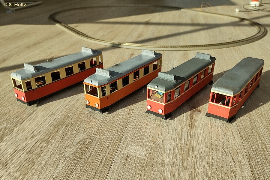 3 Triebwagen und 1 Beiwagen